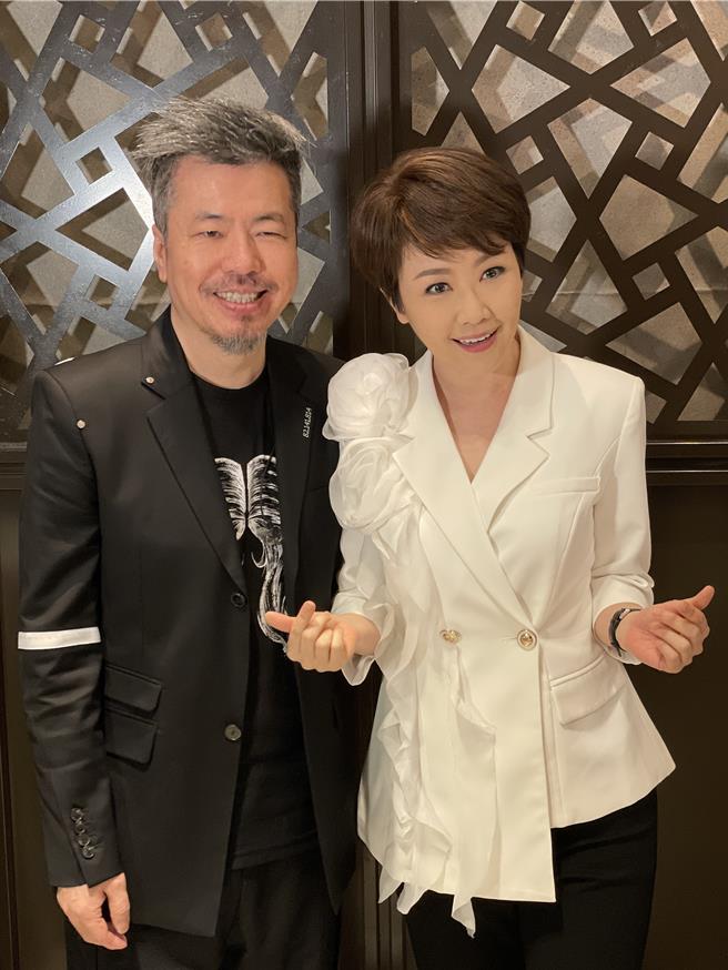 黄国伦（左）在寇乃馨陪伴下，分享人生经歷。（谢佩桦摄）