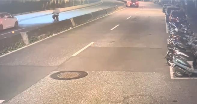 男子逆向騎腳踏車上水快。（警方提供）