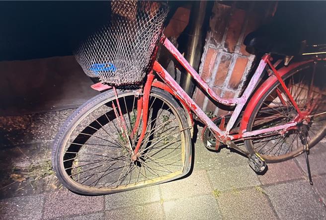 男子逆向騎腳踏車上水快。（警方提供）