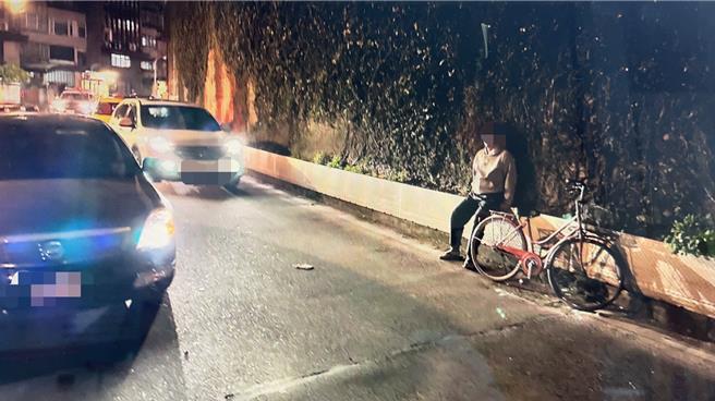 男子逆向騎腳踏車上水快。（警方提供）