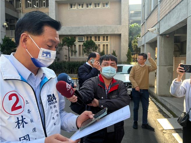 張宏陸上午至新北市調查處提供資料，要求查察賄選，林國春意外現身受訪，張宏陸全程冷眼旁觀。（王揚傑攝）