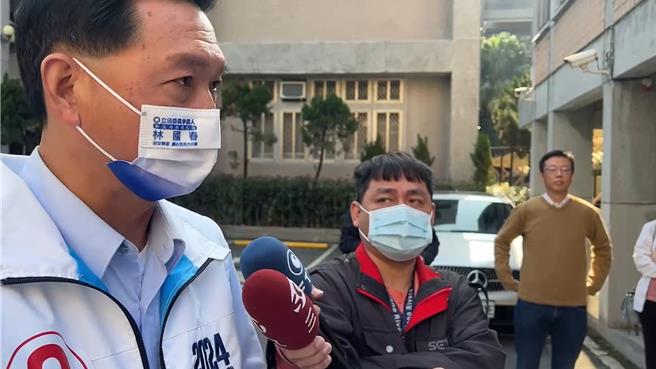 張宏陸上午至新北市調查處提供資料，要求查察賄選，林國春意外現身受訪，張宏陸全程冷眼旁觀。（王揚傑攝）