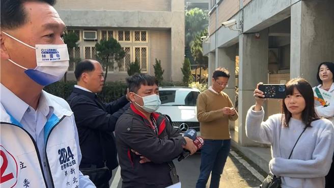 張宏陸上午至新北市調查處提供資料，要求查察賄選，林國春意外現身受訪，張宏陸全程冷眼旁觀。（王揚傑攝）