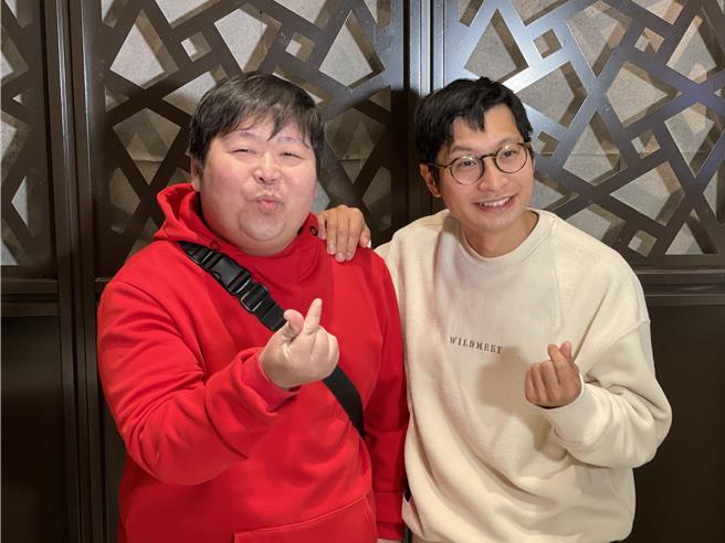 山豬（左）跟逸祥的感情很好。（謝佩樺攝）