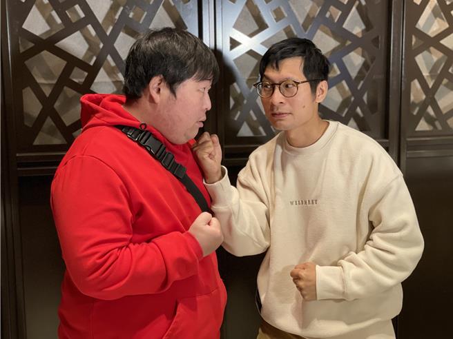 逸祥（右）平常會幫忙山豬處理日常生活事宜。（謝佩樺攝）