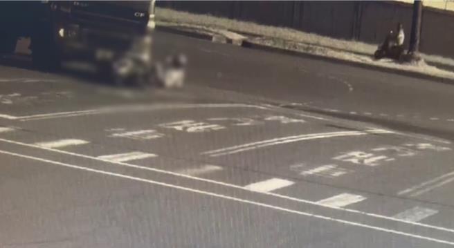 机车骑士与货车碰撞后，赶紧连滚带爬往后退，所幸人无大碍。（翻摄照片／洪靖宜高雄传真）