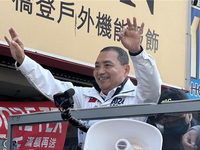 国民党总统候选人侯友宜今（5）日被问及高端疫苗採购合约争议持续延烧，他说，在电视辩论会时就说要公开，第二天也没公开，认为太多问题要赶快说清楚，「你不要，我当选就查清楚」。（柯毓庭摄）