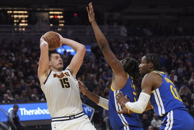 约基奇(左)5日投进不可思议的绝杀打板三分球。(美联社)