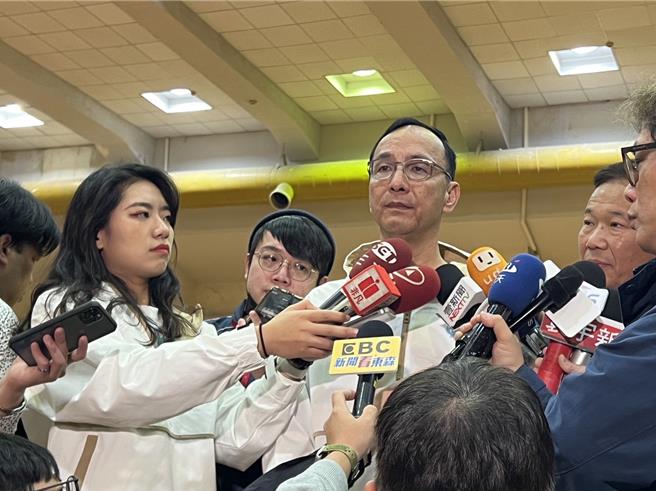 国民党主席朱立伦酸说，这件事情很大，现在也不用乔说词了，就让侯康配当选，把真相查清楚。（蔡宗颖摄）