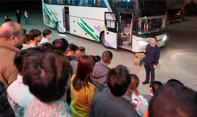 大陆学者呼吁，在当前老龄化的现象下，加快户籍制度改革，让长期在城市就业的群眾能同等获市民化待遇，推进以人为本的城市建设。（摘自新华社）