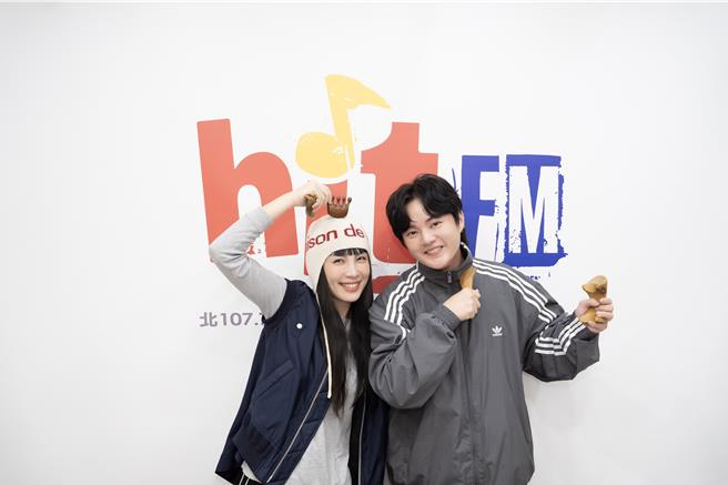 许富凯日前上电台节目宣传新专辑。（Hit Fm联播网提供）