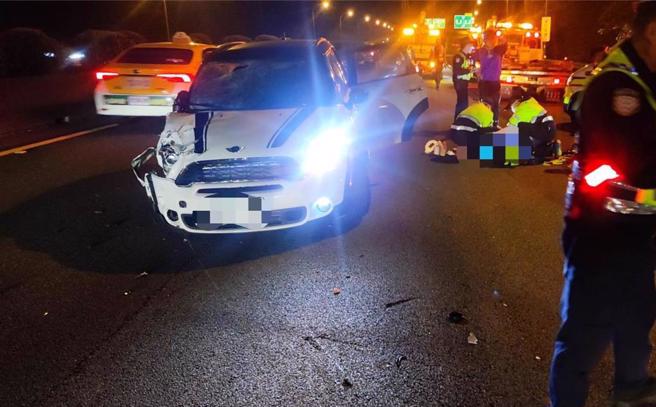 国3香山段4日晚间发生6车连环撞事故，一名台积电副理下车摇手电筒示警遭追撞丧命。(新竹消防局提供)