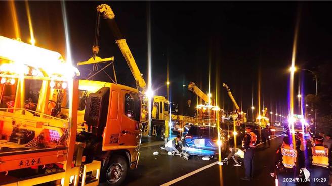 国3香山段4日晚间发生6车连环撞事故，一名台积电副理下车摇手电筒示警遭追撞丧命。(新竹消防局提供)