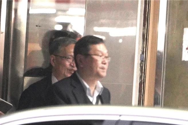 高端再次引发争议，立委王鸿薇曝光3日晚间，卫福部长薛瑞元（右二）、卫福部疾管署长庄人祥（右一）前往民进党总统候选人赖清德竞选总部画面。（摘自王鸿薇脸书）