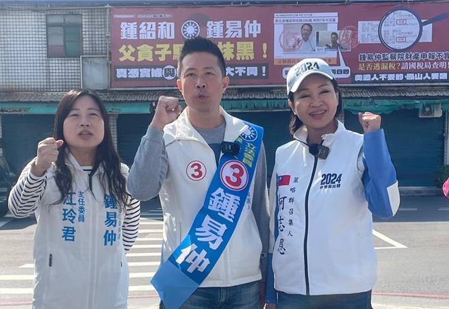 2024大选进入白热化阶段，高雄七选区激战，蓝绿双方互挂看板攻击对方，国民党候选人锺易仲批民进党对手许智杰「割稻尾」。（洪浩轩摄）