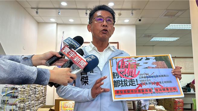 2024大选进入白热化阶段，高雄七选区激战，蓝绿双方互挂看板攻击对方，许智杰轰锺家「父贪子骗」。（杨舒婷摄）