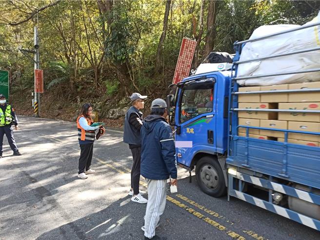 台中區監理所豐原監理站4日於台8線谷關地區取締違規白牌車。（豐原監理站提供）