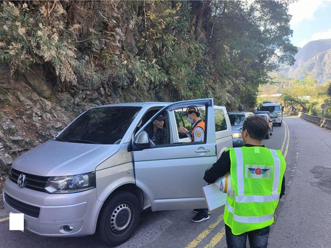 台中區監理所豐原監理站4日於台8線谷關地區取締違規白牌車。（豐原監理站提供）