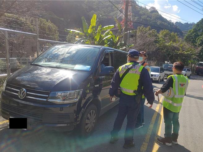 台中區監理所豐原監理站4日於台8線谷關地區取締違規白牌車。（豐原監理站提供）