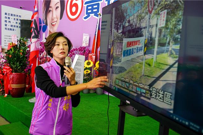 國民黨宜蘭縣立委候選人黃琤婷批對手陳俊宇陣營，在校園周遭懸掛競選布條，是政治介入校園。（李忠一攝）