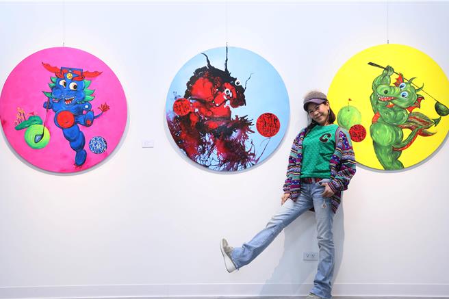 藝術家陳玉庭與龍年畫作。（杰威爾音樂提供）