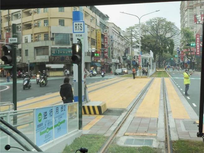 高雄市捷運局發現多起用路人佔用輕軌共用道路的黃色舖面區域，提醒應盡速通過，違規佔用恐影響輕軌運作挨罰。（任義宇攝）