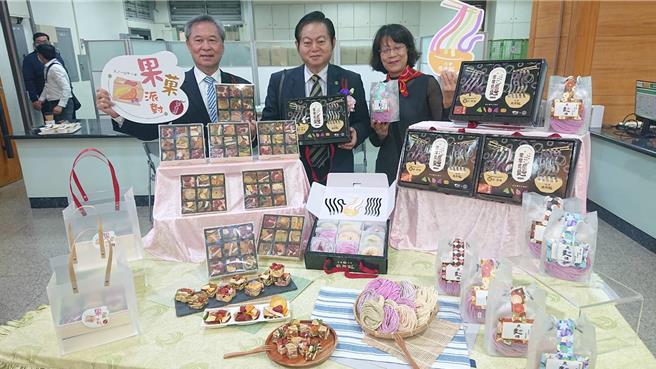 台南市邮局与南二监合作，由收容人推出手工拌麵与果乾饼产品，交给邮局透过柜台与网路独家贩售，法务部矫正署长周辉煌（中）、南二监典狱长李进国（左）与台南邮局副局长尤素珍（右）5日一起宣告产品上架。（程炳璋摄）