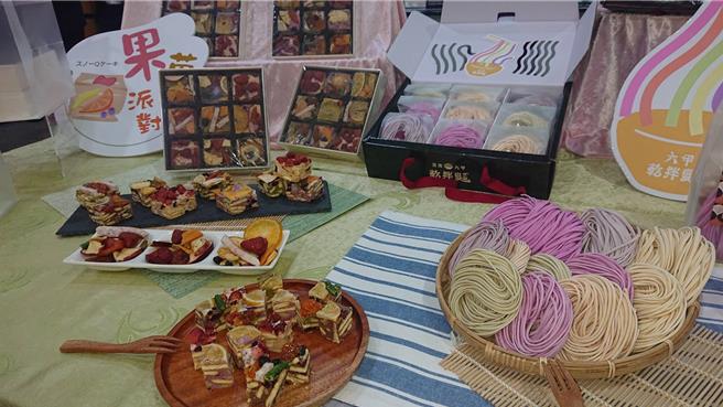 台南市邮局与南二监5日宣告合作，由收容人推出手工拌麵与果乾饼产品，交给邮局透过柜台与网路独家贩售。（程炳璋摄）