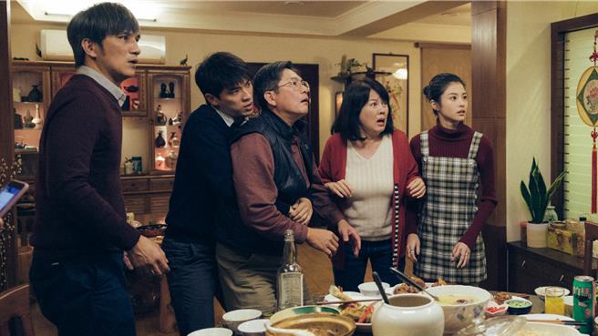 《爱爱内含光》演员马志翔（左起）、林哲熹、洪都拉斯、苗可丽、詹子萱。。（Netflix提供）