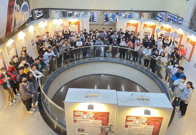 南大師生展現推動臺南學成果。(照片/國立臺南大學提供)