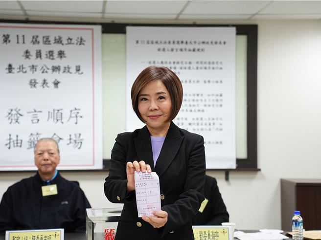 于美人指出自己參選有兩個宗旨，分別為支持政黨輪替、結束立法院長期的一黨獨大。（黃敬文攝）