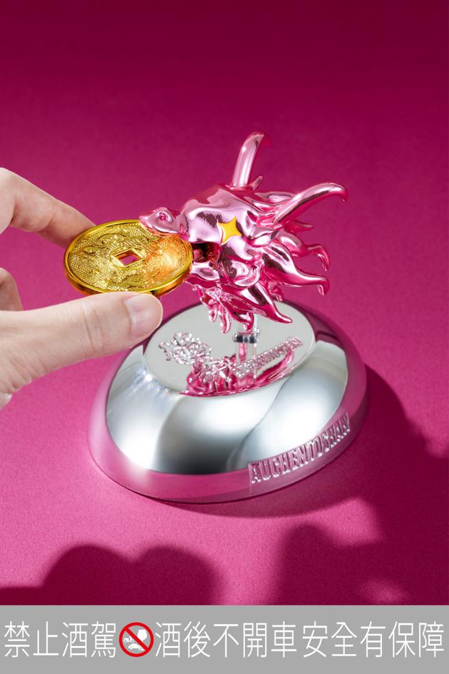 欧肯威士忌龙年礼盒附有钱币，放入招财龙口中，更添喜气。（Auchentoshan提供)