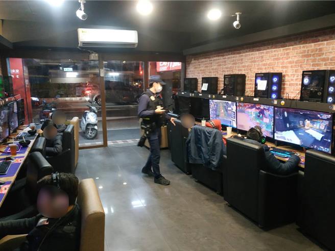 警方鎖定網咖、撞球館、釣蝦場、宮廟、棋牌社等青少年易聚集場所，列為臨檢重點。（中和警分局提供）