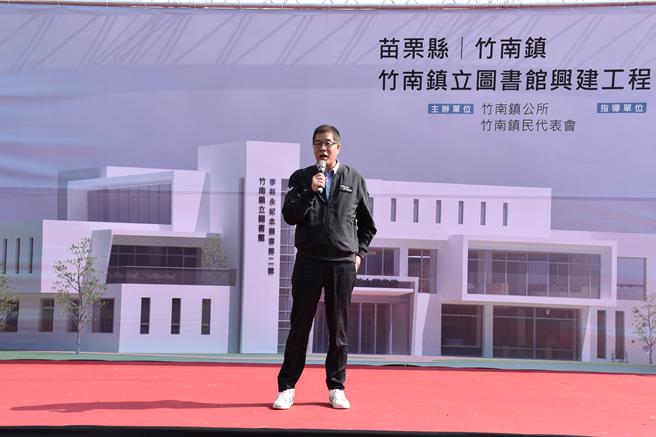 苗栗縣竹南鎮立圖書館─李科永紀念圖書館2館5日動工，竹南鎮長方進興說明籌建過程。（謝明俊攝）