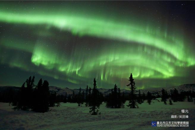 台北天文館展示場特別在一月的假日推出「極光與太陽」主題導覽，為大眾介紹並解答極光之謎。(黃敬文翻攝)