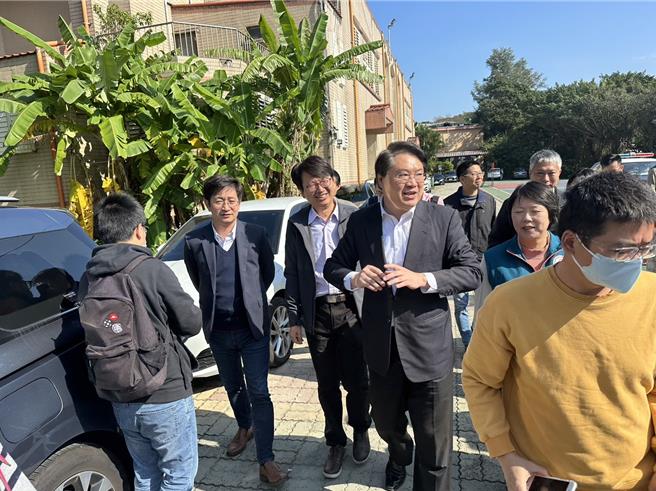 內政部長林右昌（二排右二）與立委蔡適應（二排左二）及民進黨立委候選人鄭文婷（二排右一）5日視察東信國小周遭，林右昌表示，未來完成改善後，可大幅提升東信國小學童上下學及周邊居民通行安全，讓基隆通行環境更友善。（蔡適應辦公室提供／徐佑昇基隆傳真）