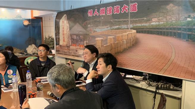 內政部長林右昌（二排右一）與立委蔡適應（一排右一）及民進黨立委候選人鄭文婷（二排左一）5日視察外木山濱海廊帶步道改善工程，讓基隆通行環境更友善。（徐佑昇攝）