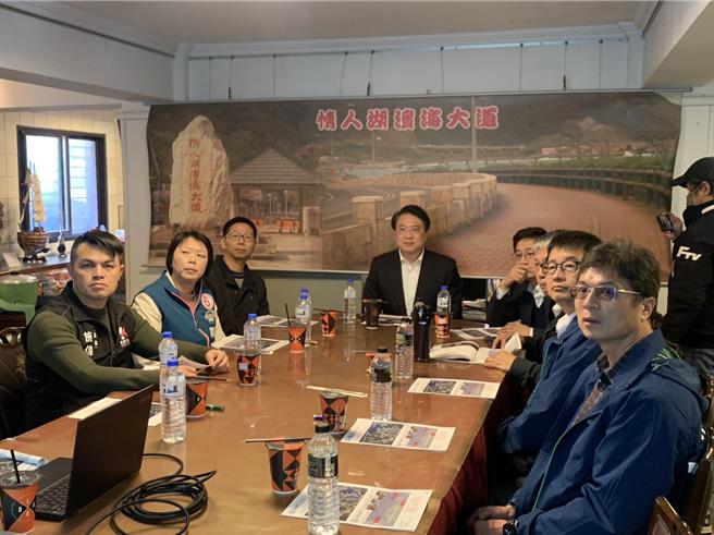 內政部長林右昌（後排右二）與立委蔡適應（後排右一）及民進黨立委候選人鄭文婷（左排中）5日視察外木山濱海廊帶步道改善工程，讓基隆通行環境更友善。（徐佑昇攝）