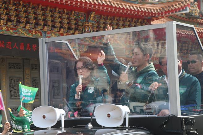民进党副总统候选人萧美琴5日上午到中坜陪同桃园三选区立委候选人彭俊豪车队扫街。（蔡明亘摄）