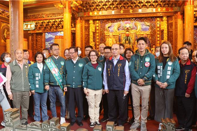 民进党副总统候选人萧美琴5日上午到中坜三教紫云宫参香。（蔡明亘摄）