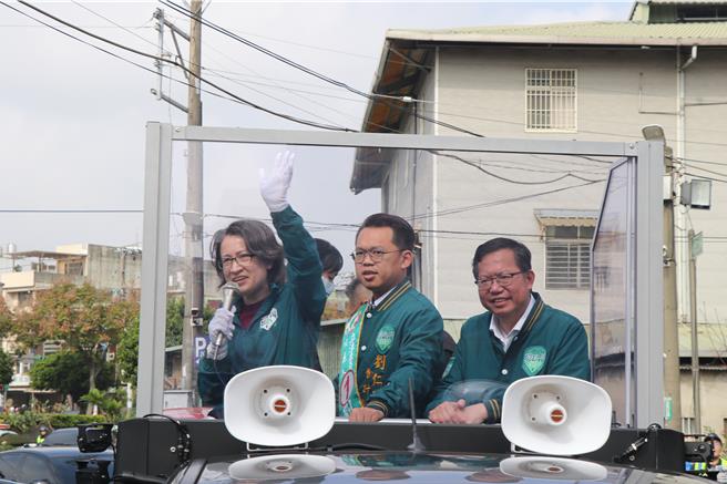 民进党副总统候选人萧美琴5日上午到平镇陪同桃园五选区立委候选人刘仁照车队扫街。（蔡明亘摄）