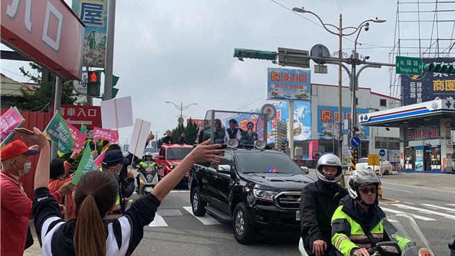 民进党副总统候选人萧美琴5日中午到平镇陪同桃园六选区立委候选人赵正宇车队扫街。（蔡明亘摄）