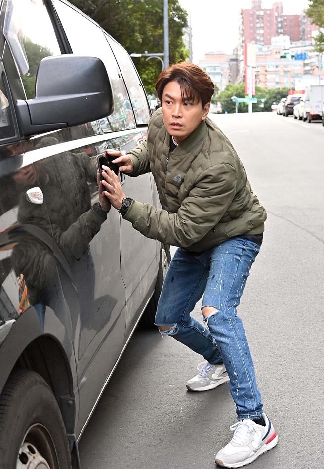 萧景鸿笑说自己用一颗真心来救人。（台视提供）