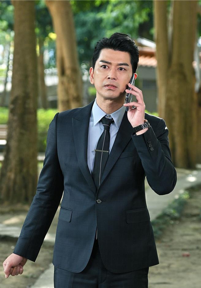 潘逸安剧中使出「钞」能力搬出五千万救人。（台视提供）