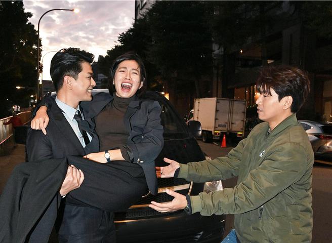 潘逸安（左起）米可白及萧景鸿拍摄绑架戏从清晨拍到黄昏。（台视提供）