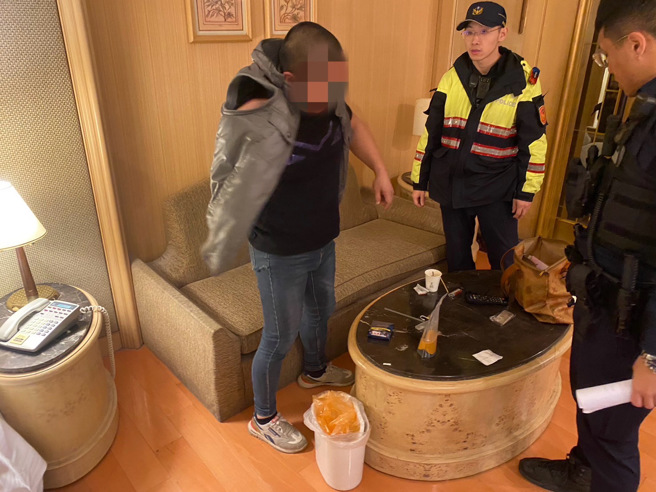 陈嫌不仅为桥头地院发布之诈欺通缉犯，且在桌上发现多包海洛因、安非他命等物，当场人赃俱获，依法究办。（图／警方提供）