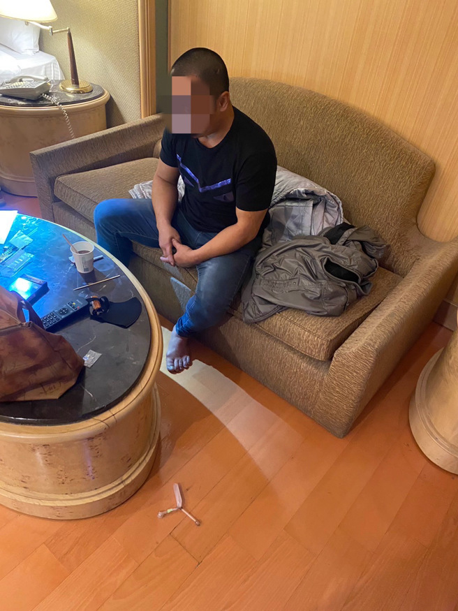 陈嫌不仅为桥头地院发布之诈欺通缉犯，且在桌上发现多包海洛因、安非他命等物，当场人赃俱获，依法究办。（图／警方提供）