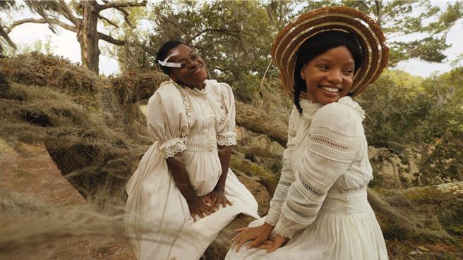 《紫色姐妹花》找来「小美人鱼」海莉贝利参与演出。（华纳兄弟提供）