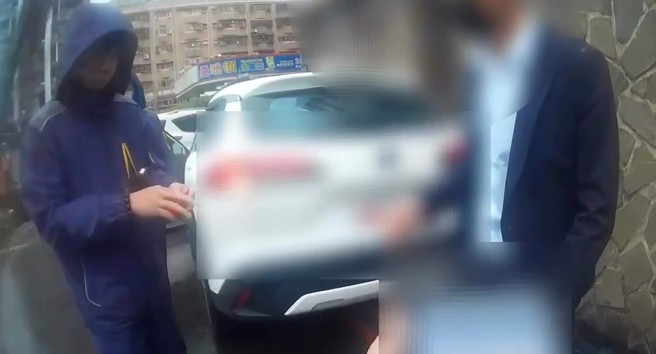 警方趁自称外务部犯嫌24岁黄男交易得手之际，当场依诈欺现行犯逮捕，查扣手机1支、不详公司名牌1张、收据证明单据1张等赃证物。（翻摄画面）