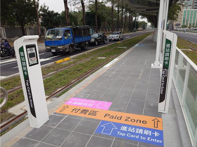 高雄轻轨成圆后已传出多起刷卡机异常状况，昨天篱仔内站刷卡机也出现萤幕黑掉故障，高捷公司说，若刷卡顺序错误，或刷卡失败，免费搭乘期间再找刷卡机补刷即可。（任义宇摄）